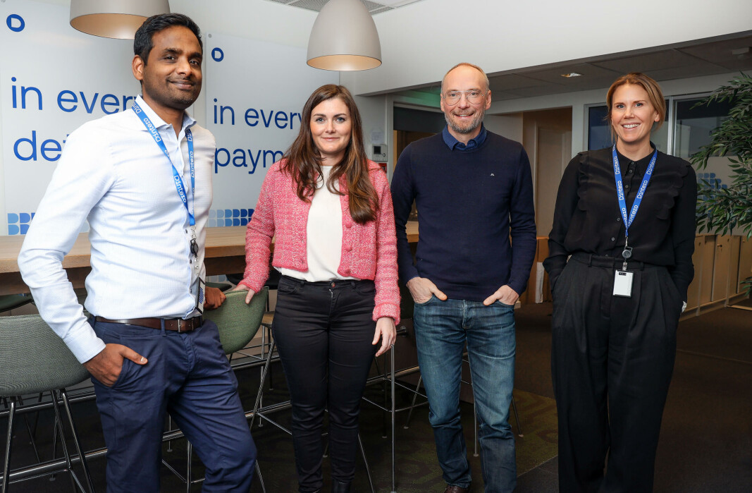 Skriver ut sjekk for checkout. Daro Navaratnam, dagllig leder i Dintero (t.v.), har fylt på kassen med penger fra Anett Berger Sørli, investeringsdirektør i Bring Ventures og Rune Røsten leder for Schibsted Ventures Norge. Til høyre Kaja Amundsen Tenfjord, markedsjef i Dintero. Skriver ut sjekk for checkout. Daro Navaratnam, dagllig leder i Dintero (t.v.), har fylt på kassen med penger fra Anett Berger Sørli, investeringsdirektør i Bring Ventures og Rune Røsten leder for Schibsted Ventures Norge. Til høyre Kaja Amundsen Tenfjord, markedsjef i Dintero.