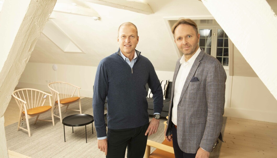 Erik Osmundsen til venstre, sammen med adm. dir i NORNORM, Anders Jepsen til høyre. Erik Osmundsen til venstre, sammen med adm. dir i NORNORM, Anders Jepsen til høyre.