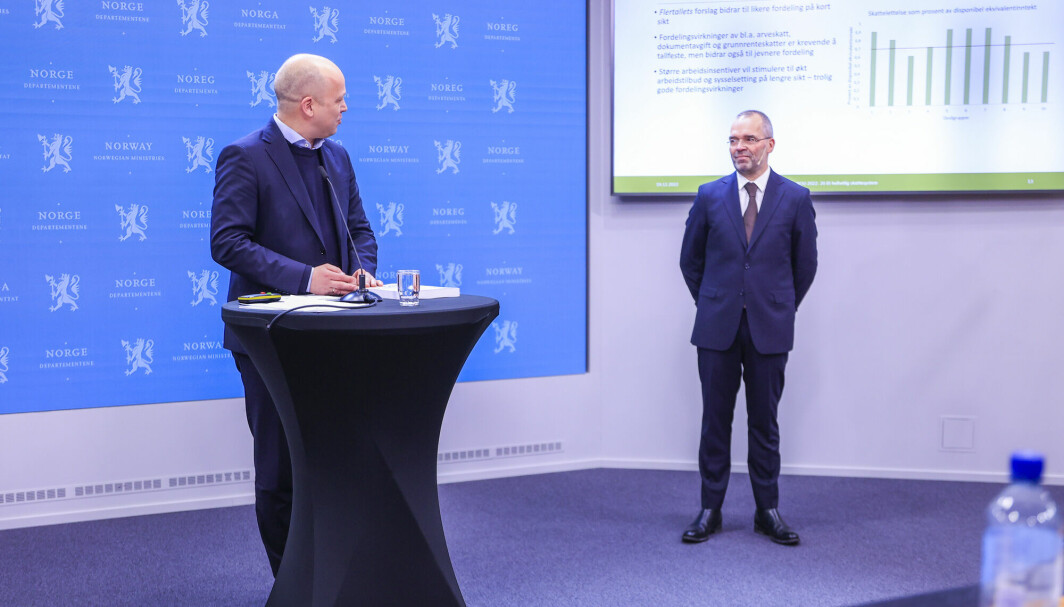 Finansminister Trygve Slagsvold Vedum (Sp) mottok skatteutvalgets utredning fra utvalgsleder Ragnar Torvik under en pressekonferanse i Oslo mandag.