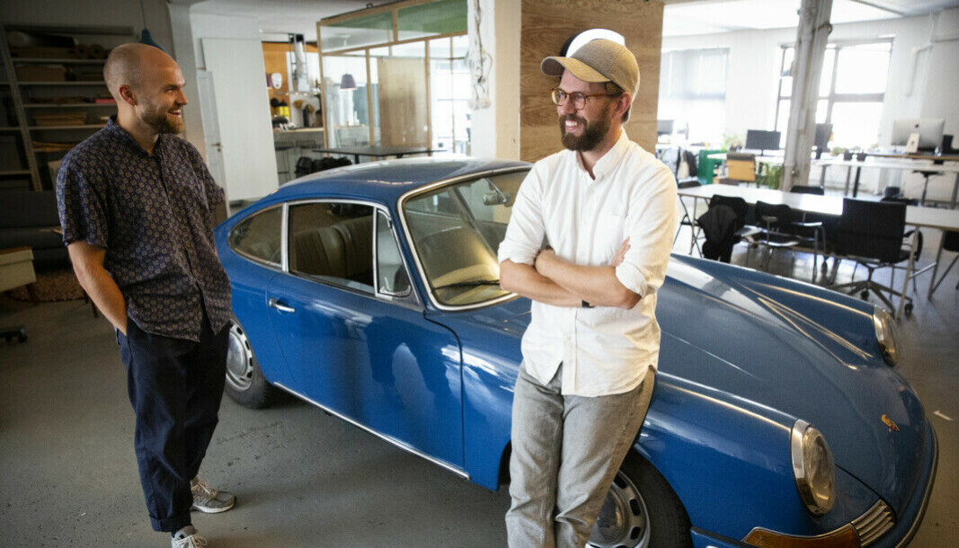 Investorene Kjetil Holmefjord (t.v.) og Henrik Hatlebrekke har tenkt til å bruke fint lite penger på raske biler og mest på gründere, så da er det jo greit at arbeidsfellesskapet de leier i Møllergata allerede har en Porsche utstilt. Investorene Kjetil Holmefjord (t.v.) og Henrik Hatlebrekke har tenkt til å bruke fint lite penger på raske biler og mest på gründere, så da er det jo greit at arbeidsfellesskapet de leier i Møllergata allerede har en Porsche utstilt.