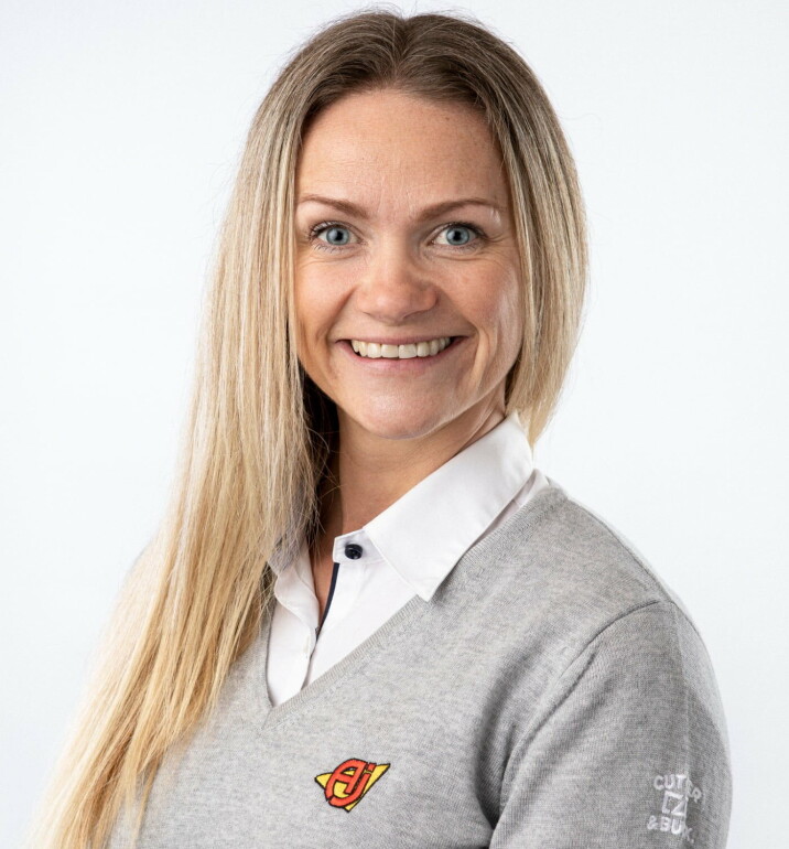 – Det er ikke overraskende tall for oss. Vi nordmenn har ganske stillesittende arbeidshverdager fra før. Nå som flere sitter på hjemmekontor, er det mindre plass å bevege seg på og du kommer deg sjeldnere ut. Selv en kort gåtur i lunsjen er det mange som opplever at de ikke får tatt seg tid til, sier Linda Cedell, prosjektselger i AJ Produkter.