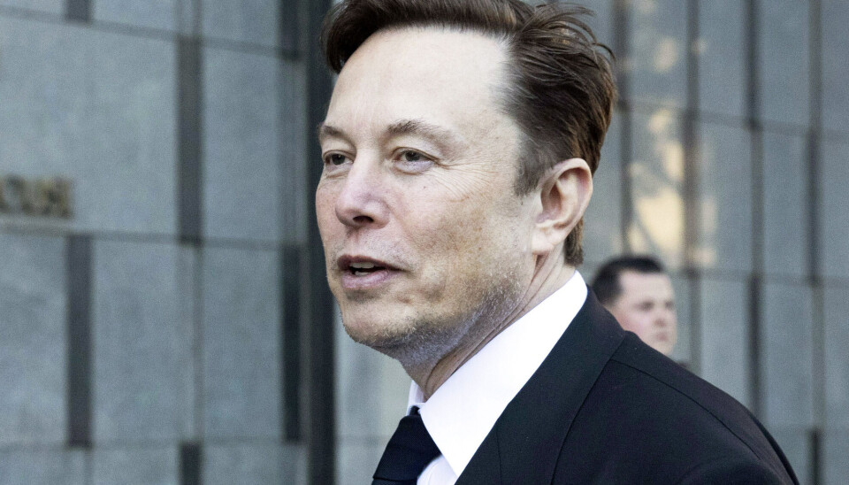 Elon Musk har vært veldig opptatt av spørsmål om etnisitet i sitt tidligere hjemland Sør-Afrika. Det var også hans kunstig intelligente chatbot Grok, som inntil den ble justert kom med antydninger om et folkemord mot hvite sørafrikanere nær sagt uansett hva den ble spurt om.