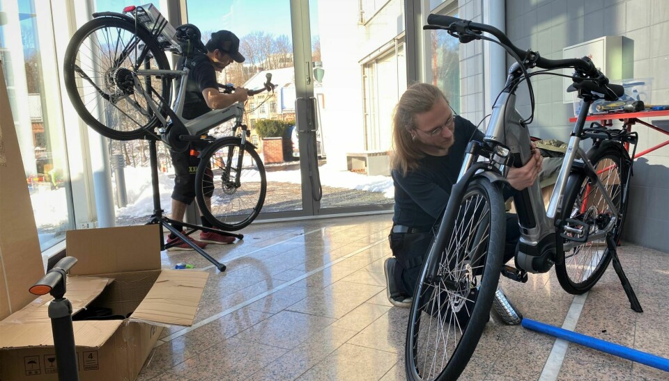 Sykkelmontørene Daniel Guillen og Adam Michalak skru opp sykler hos Joule.