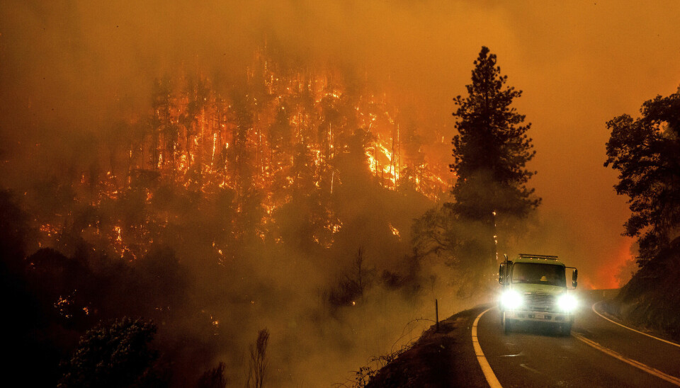 En brannbil kjører langs California Highway 96 under en skogbrann sommeren 2022.