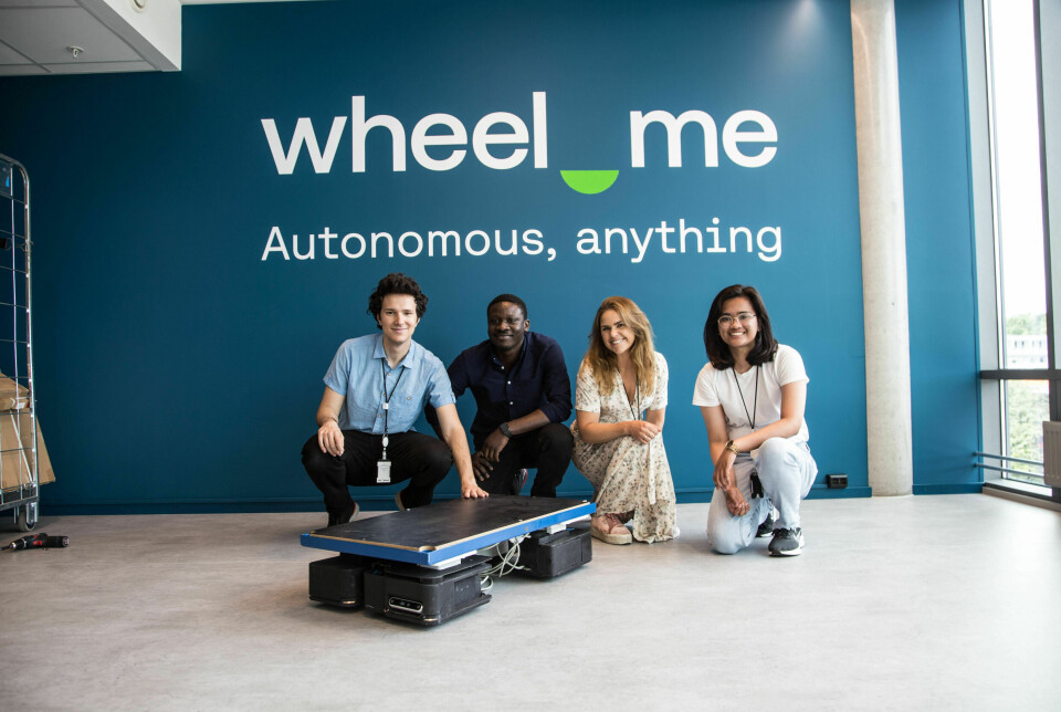 Ansatte i Wheel.me viser frem en prototyp av robothjulene de lager.