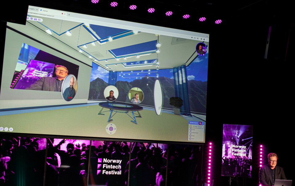 Gründer Erik Braund viser frem Katmais virtuelle kontor på Norway Fintech Festival.