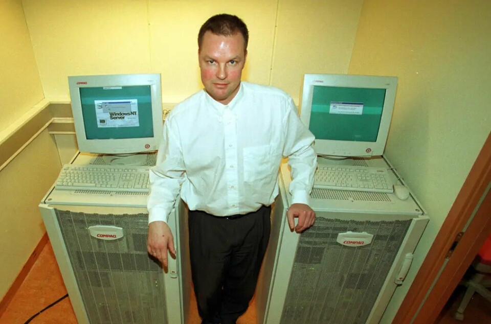 En annen tid. Her er Øyvind Thomassen i januar 2001, sammen med to Compaq-skap som ifølge bildeinformasjonen var alt som trengtes for at 60.000 bankkunder skulle kunne g