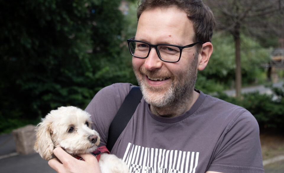 Zivid-gründer Henrik Schumann-Olsen har vært gründer siden 2015. Her er han sammen med familiens hund Lilly.