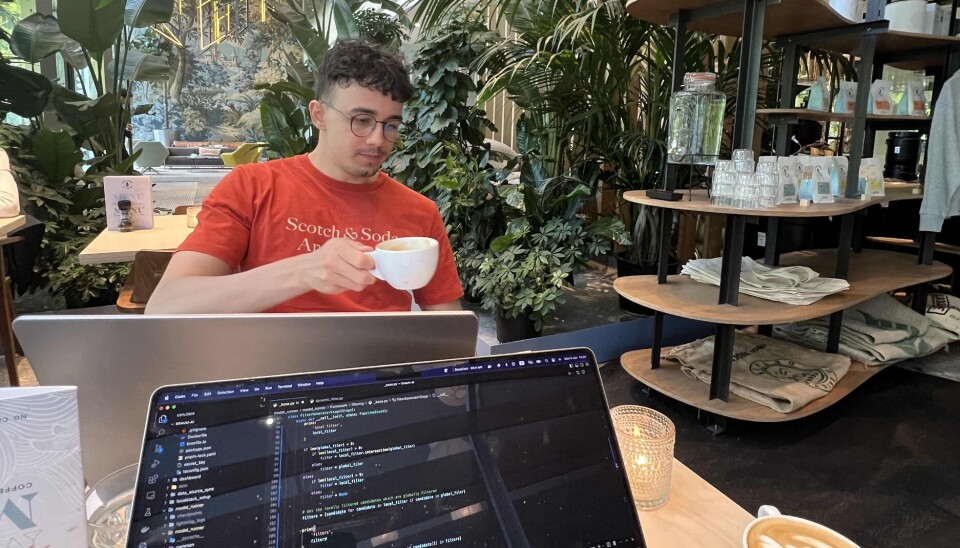 De to kodekompisene på café-kontor i det de beskriver som Amsterdams svar på barcode.