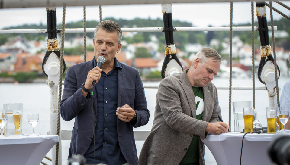 Rune Garborg forteller om sin frustrasjon med myndighetene, på et arrangement ombord på seilskuta Christian Radich under Arendalsuka. Venstres Alfred Bjørlo noterer ivrig.