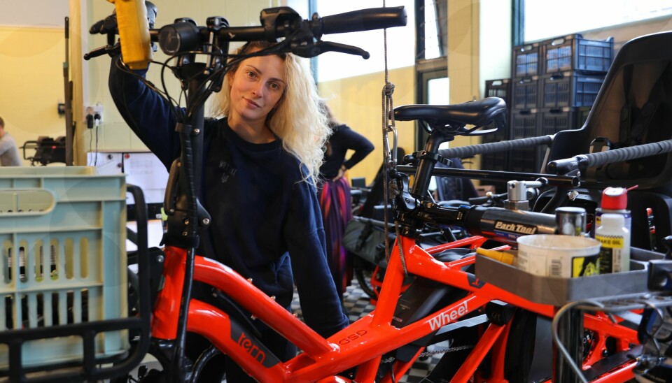 Sykkelverkstedet: Whee har blant annet verksted på Thorsov i Oslo. Sykkelreparatør Saška Anicic i bildet.