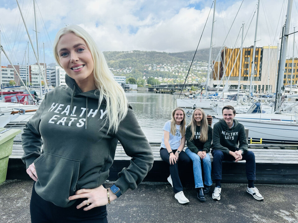 CEO Vilde Regine Tellnes sammen med kollegene Kaja Stapnes (fra venstre), Anniken Veland Sætre og Arve Førland Eide utenfor kontorene i Solheimsviken i Bergen.