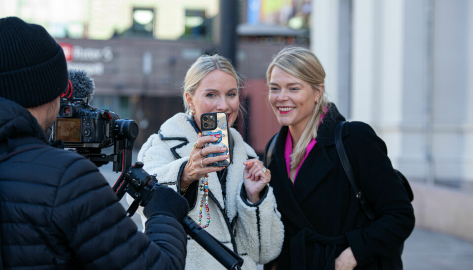 Medietrippel. Christine Kvaalen og Madeleine Bjørnestad Røed i Stack by me oppdater sine Snapchat-følgere, samtidig som de blir filmet av et team som lager dokumentar om kvinnelige gründer, som igjen blir fotografert av Shifter.