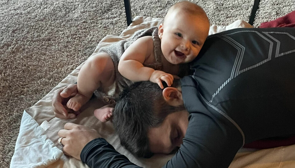 Familietid: Jonas Helmikstøl slapper av mens sønnen Atlas leker på ham og gulvet hjemme i Stavanger.