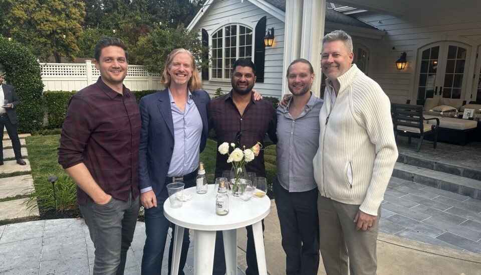 Sosial med kolleger: Andreas Andersen (nummer to fra venstre) og kolleger ble invitert hjem til en kollega. – Vi ble invitert med hjem til den nye seks-millioners-dollar-villaen deres.
