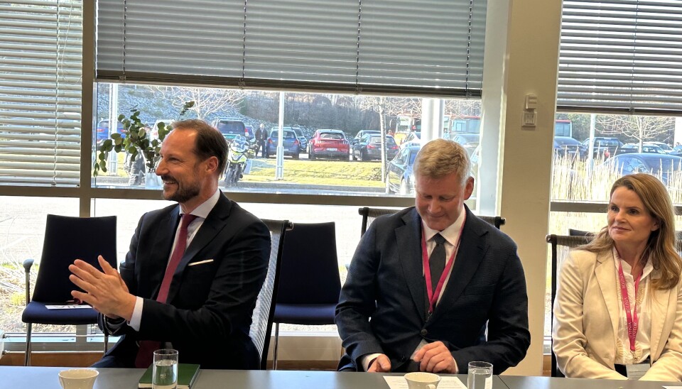 Engasjert: Kronprins Haakon fikk en drøy times orientering før omvisning i testanlegget. Her sammen med styreleder Svein Ingar Semb og Torbjørg Heskestad, visepresident for global karbonfangst hos Equinor.