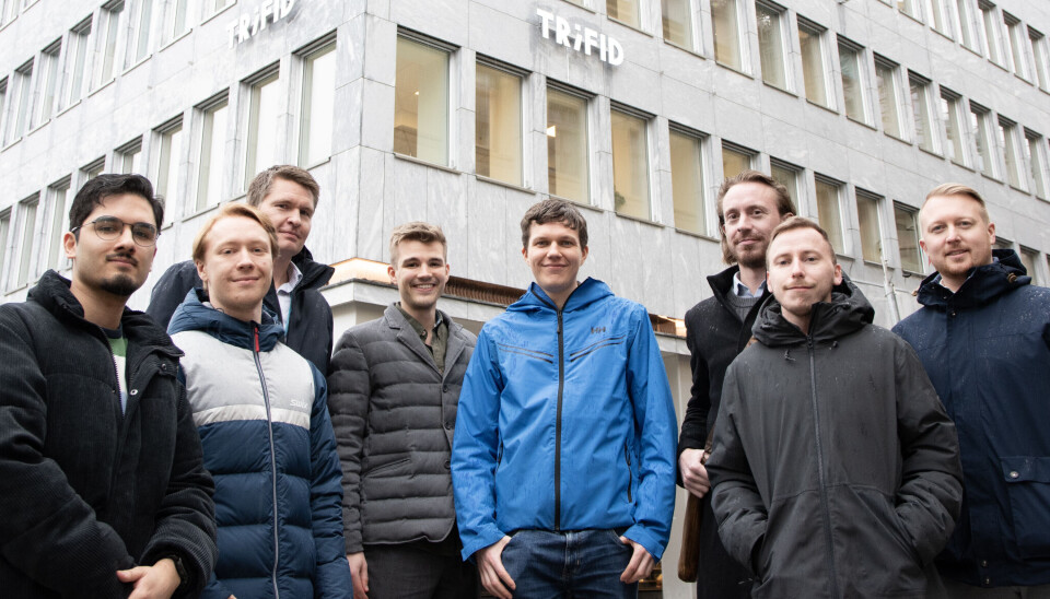 Gründerne bak Prosper AI (de tre lengst til høyre) har inngått en samarbeid med IT-konsulentselskapet Computas og skal bidra med videreutviklingen av prosjektet. Fra høyre, Jostein Engen, Robin Skog og Frédéric Heitmann-André.