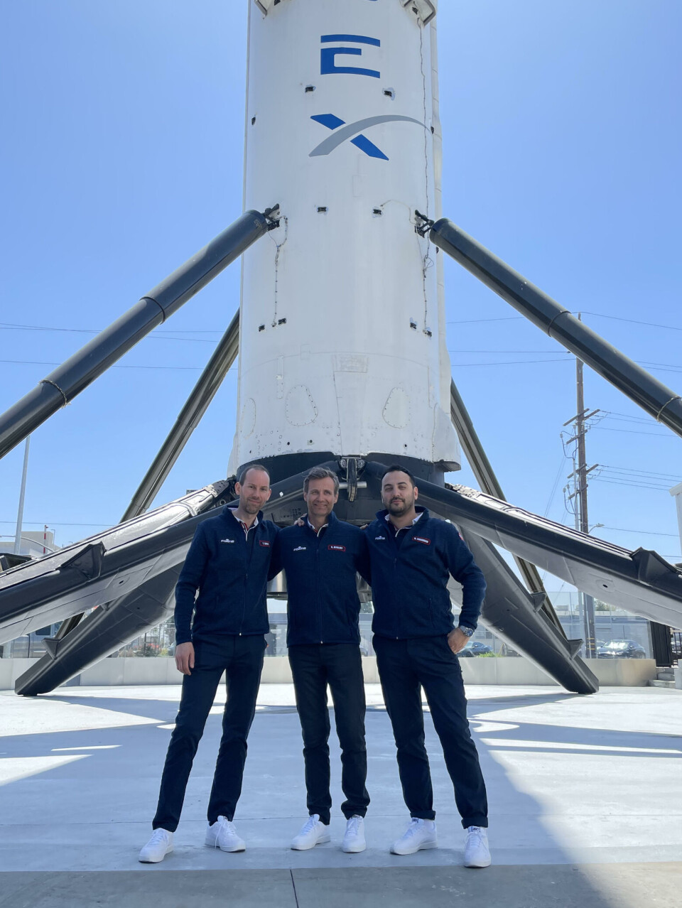 Fra venstre Terje Sæhle, Niels Mykleby og Nima på hovedkontoret til SpaceX I Hawthorne california April 2023