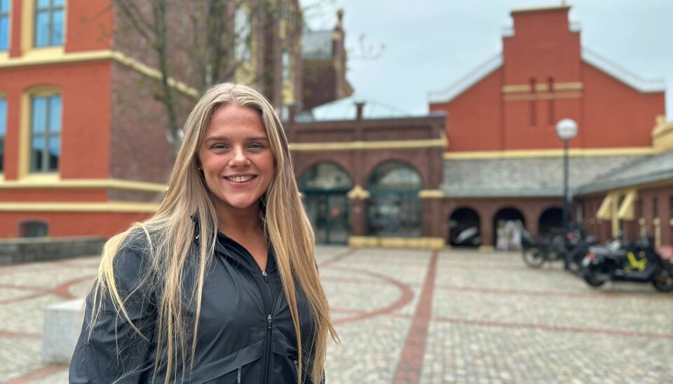 Studerer juss: Gyda Oddekalv utenfor juridisk fakultet på Dragefjellet i Bergen. Hun studerer juss for å lære mest mulig om dagens system - som hun ønsker å endre.