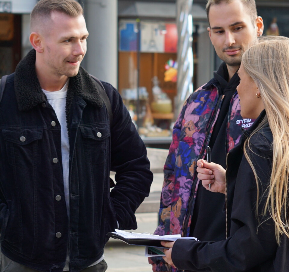 Samler inn signaturer: Gyda Oddekalv på signatursanking på Torgallmenningen - for å kunne starte politisk parti.