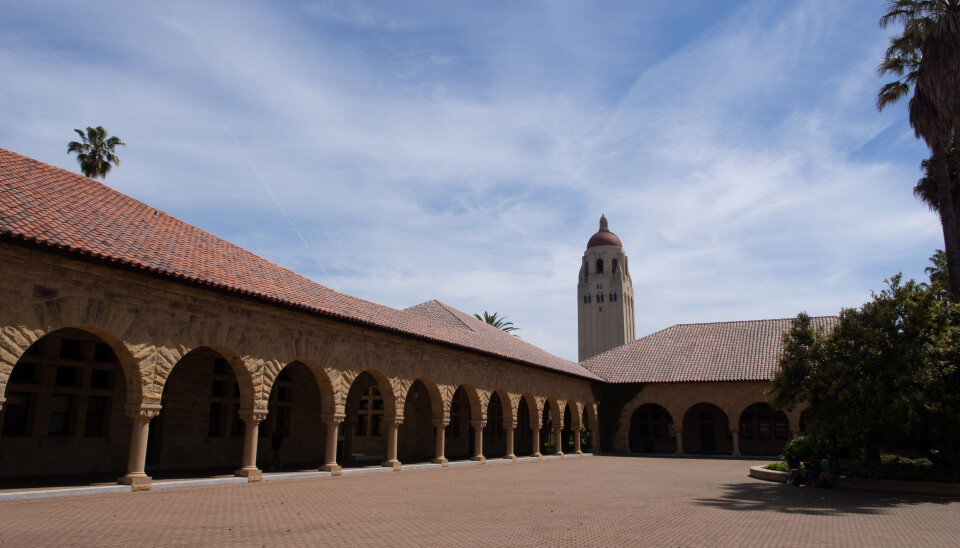 Utsikt mot utkikkstårnet fra plassen «The Quad» på Stanford.