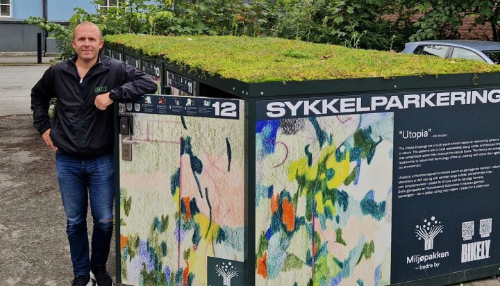 Hallvar Bergh foran en av sykkelparkeringene til Bikely. Hallvard Bergh foran en av sykkelparkeringene til Bikely.
