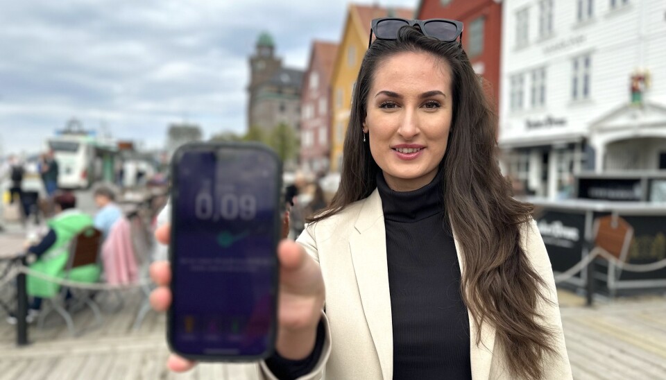 Utepilsvær: På Bryggen nyter turistene å sitte ute i det varme været. Techgründer Hana Colakovic viser frem appen Lykkepromille.