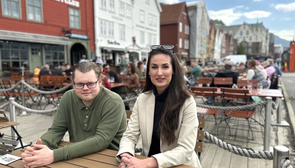 Klar til utesesong: Hana Colakovic og kollega Pål Vårdal Gjerde i Link er fornøyd med at appen nå er tilgjengelig. Om en uke vil det være full feiring her på Bryggen på nasjonaldagen.
