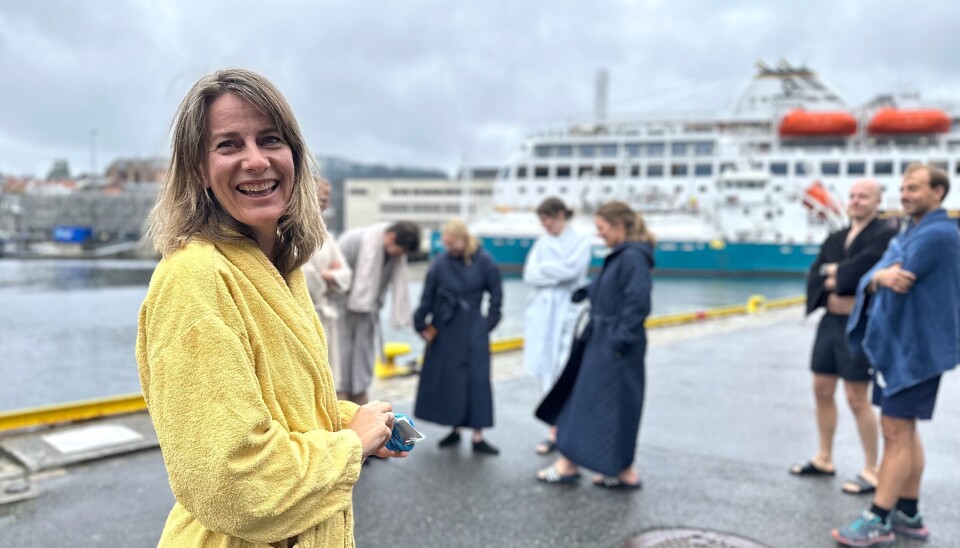 Før hoppet: – Dette er ingen typisk badeplass, sier Ingvild Kjørrefjord - der hun er klar til å hoppe uti sammen med ti andre denne fredagen.