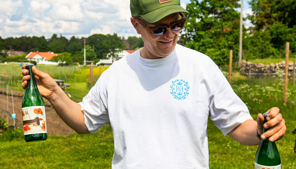 Rabarbaravin: Anders H. Lier viser fram vinen oppkalt etter datterens dachs.