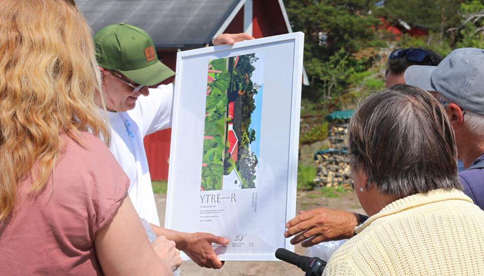 Lokale innbyggere: Anders H. Lier viser frem logoen til vinen de produserer til folk som bor på øya. Anders H. Lier viser frem logoen til vinen de produserer til lokale folk.