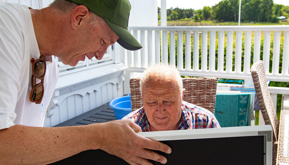 Bonden: Anders H. Lier viser fram logoen til grunneieren på Hvaler. Anders H. Lier viser fram logoen til grunneieren på Hvaler.