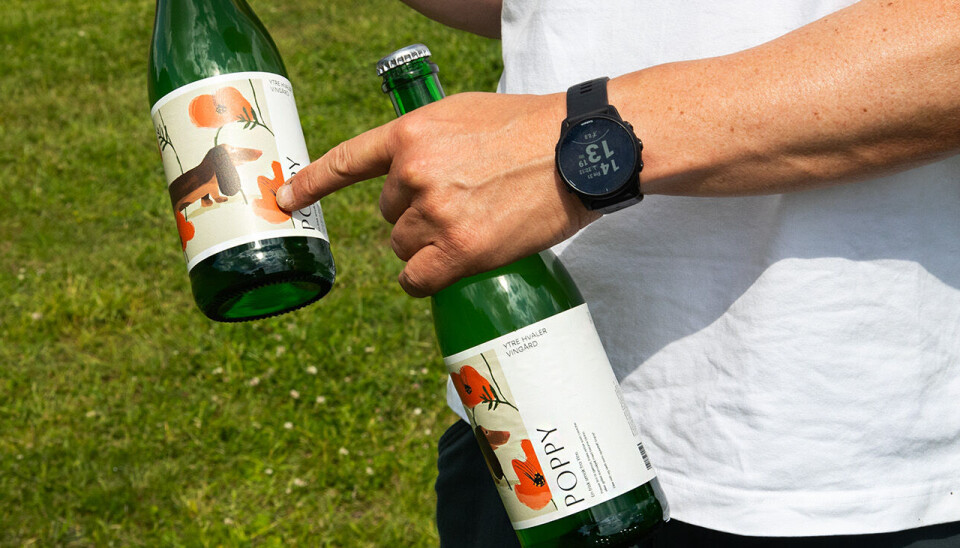 Rabarbaravin: Poppy er den første vinen de har lansert fra Ytre Hvaler Vingård. Rabarbaravinen Poppy oppkalt etter Anders H. Lier sin datters dachs.