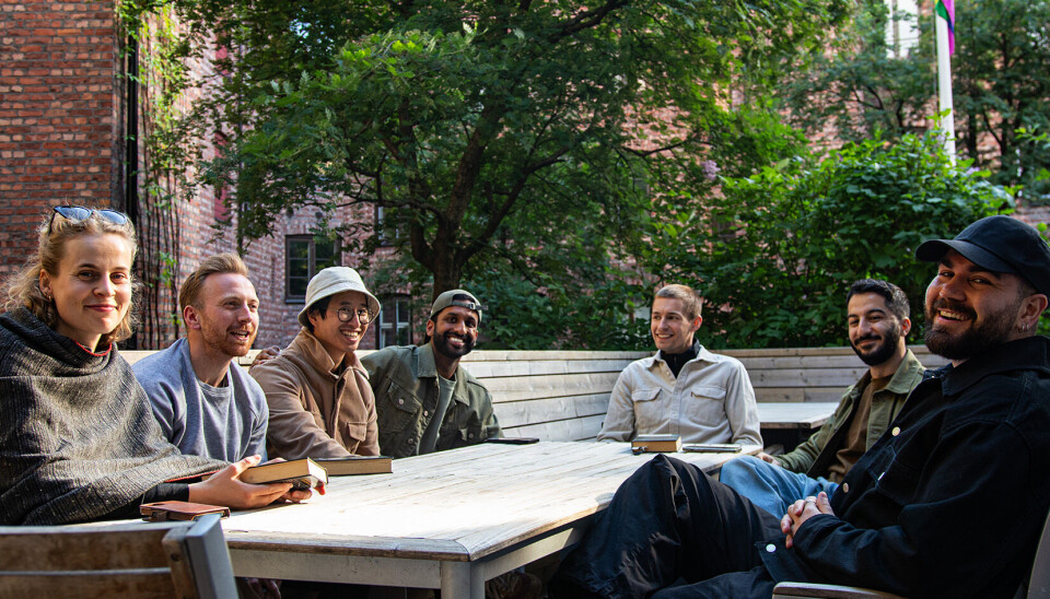 Fra venstre: Sensorita-gründer Ulrikke Lien, Alexander Widnes, Thach Hoang Dang Nguyen, Vignaakumaran Selvakumaran, Benjamin Valborgland, Alan Moemeni og Emil Skar. Bokklubb med Ulrikke Lien fra Sensorita