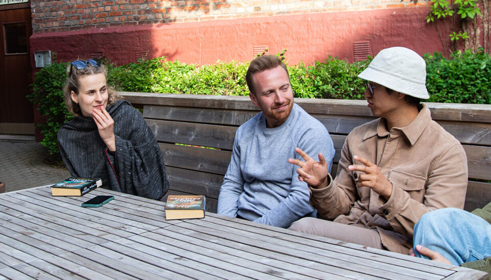 Bokklubben byr på stadige diskusjoner om bøkene de leser (og av og till litt annet). Ulrikke Lien