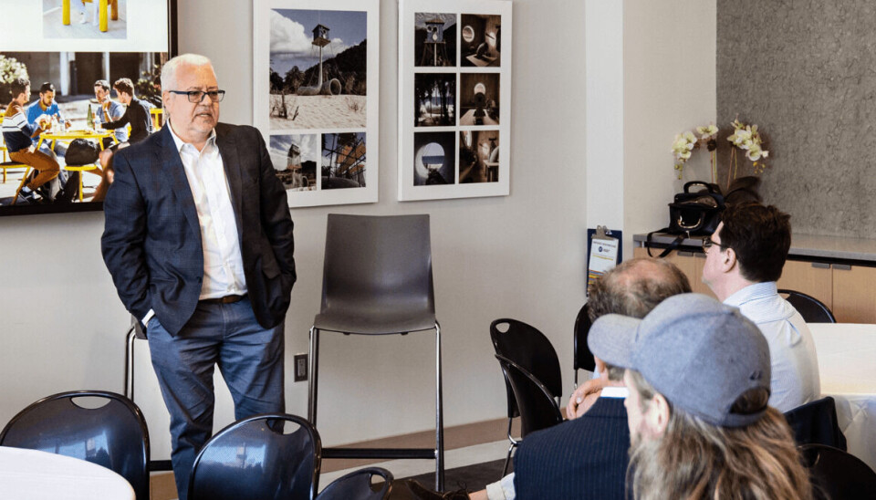 Raposo kjenner mange «døråpnere» i den amerikanske designbransjen. Her presenterer han for Global Growth-kullet 2023 i NYC.