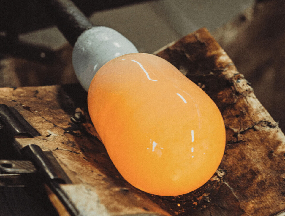 Hadeland Glassverk kombinerer tradisjonelt håndverk med bærekraft, gjennom energieffektiv produksjon, resirkulering av glassmaterialer og produkter med lang levetid.