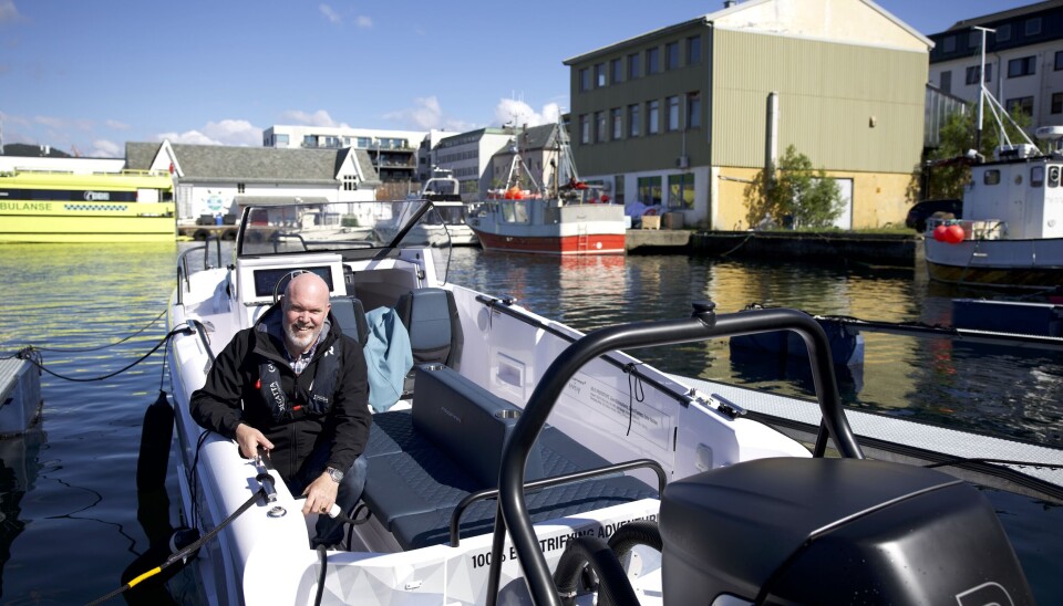 Lader: Gründeren elsker å være på sjøen. Her har selskapet to båter de ansatte disponerer. Båtene er installert med selskapets elmotorer. I bakgrunnen er det gamle meieriet.