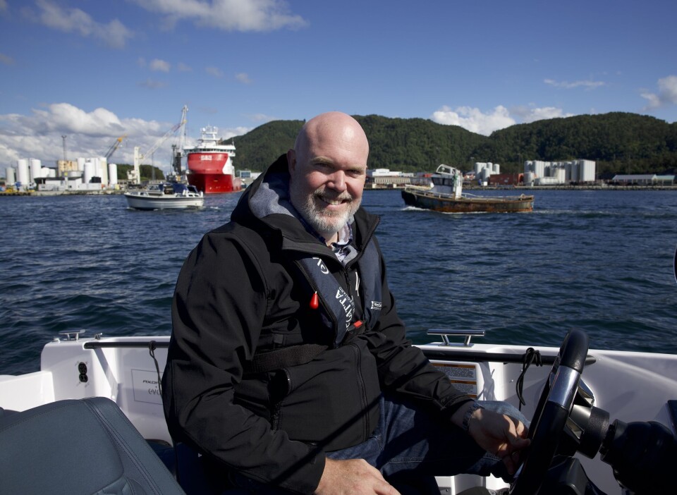 Fra olje til el: Stavøstrand jobbet på Saga Fjordbase i bakgrunnen før han startet som gründer. Shifter fikk være med og teste motorene.