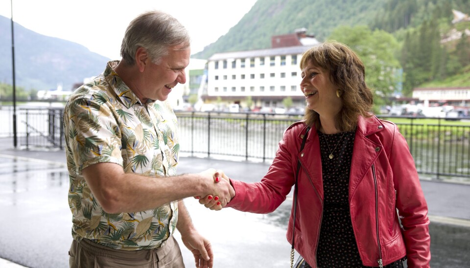 Alfred Bjørlo er en av søkerne på stillingen. Her hilser han på Sunnfjord-ordfører Jenny Følling. Hun har ikke søkt, og fortsetter i ordførerjobben.