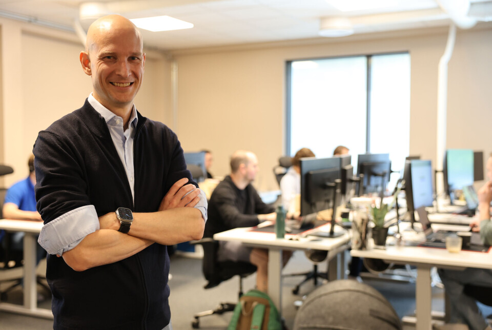 Nær 50 i Førde: Edgeir Vårdal Aksnes spør kollegene om det er greit de blir med på et bilde. Han vil ikke forstyrre dem.