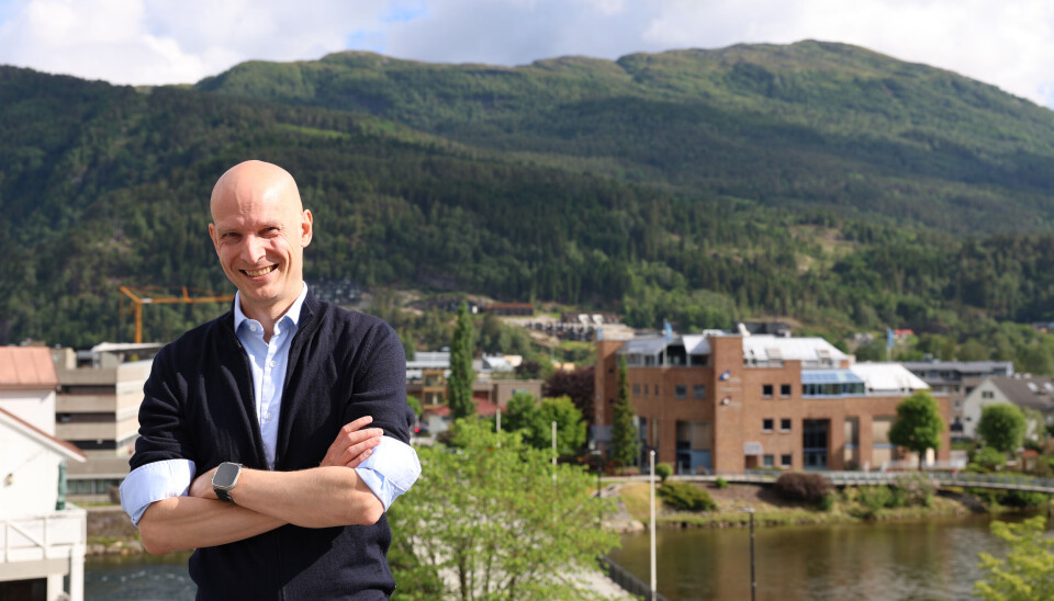 På taket: Edgeir Vårdal Aksnes er gründer og administrerende direktør i Tibber. Bildet er tatt på taket i de nye lokalene, med utsikt mot Jølstra og fjellene som omkranser byen med litt over 10.000 innbyggere.