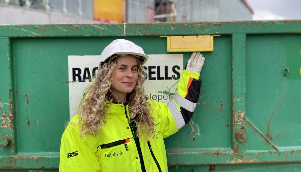 Ulrikke Lien i Sensorita viser frem sensoren på en container.