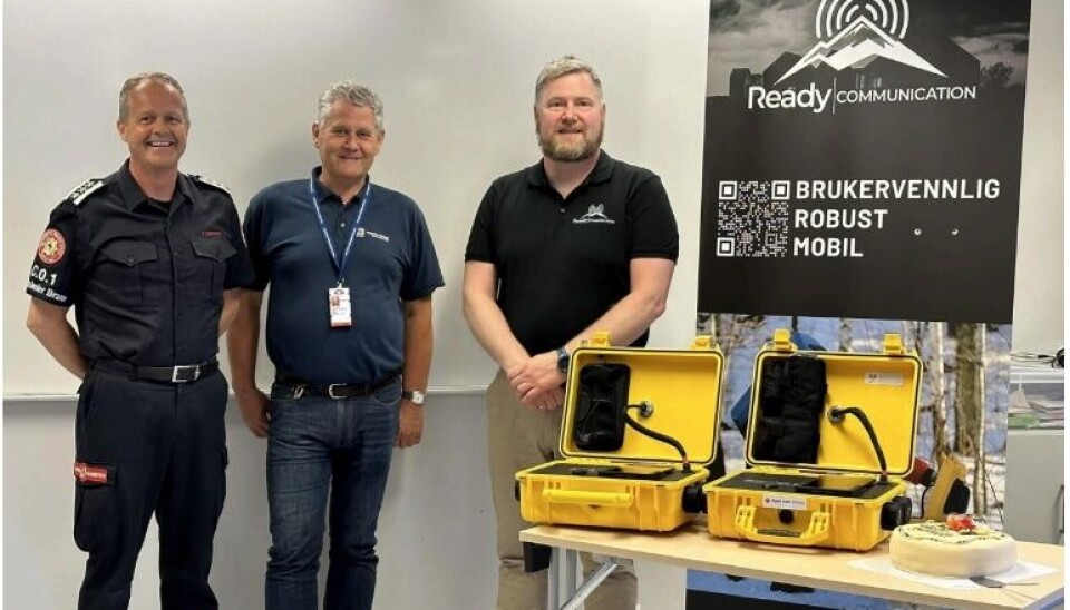 Internett-koffert: Fra venstre Terje Surdal, brannsjef i Sarpsborg Brannvesen, Arnulf Hansen, Østfold Røde Kors og Espen Olsen i Ready Communications har samarbeidet om å bruke produktet.