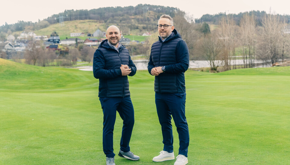 Fana først: Lasse Hovland (fra høyre) og Omar Zacka skal tilby trallen til golfspillere her i Fana først, før Norge står for tur.