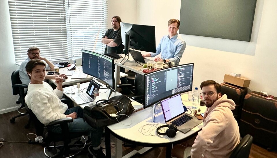 På USA-kontoret i Los Angeles: Håkon Bogen (fra venstre), Victor Helgeland, Artyom Pertsovsky, István Karaszi og Christopher Køltzow i Metric. Bildet ble tatt tidligere i år. Nå er teamet en periode i Norge.