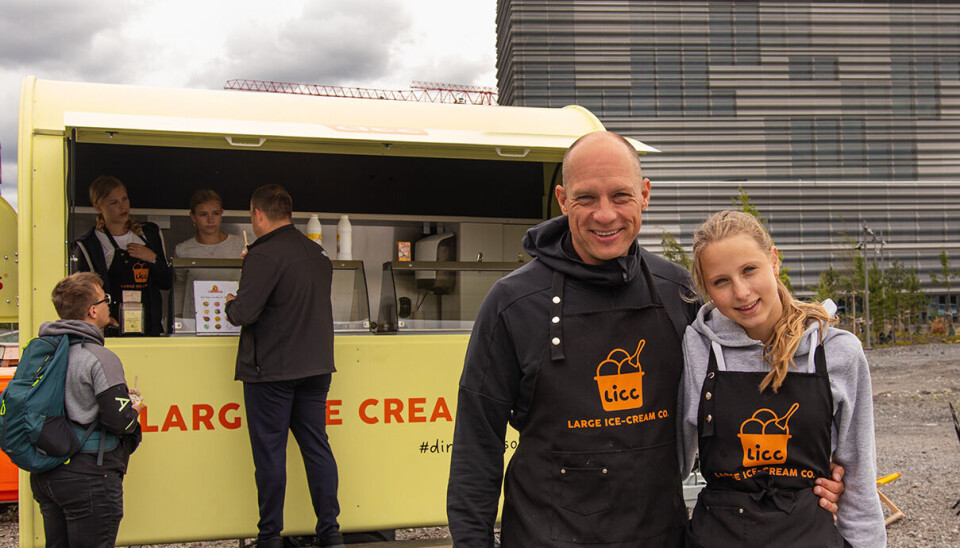 LICC: Hos Large Ice Cream Company får man is servert av ungdom i sin første jobb. LICC: Hos Large Ice Cream Company får man is servert av ungdom i sin første jobb.