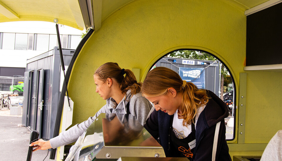 Sophia og Vårin bak disken ved Operastranda i Oslo. LICC