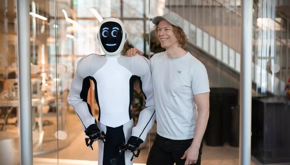 Administrerende direktør i 1X Technologies, Bernt Børnich, sammen med roboten EVE. Administrerende direktør i 1X Technologies, Bernt Børnich, sammen med roboten EVE.
