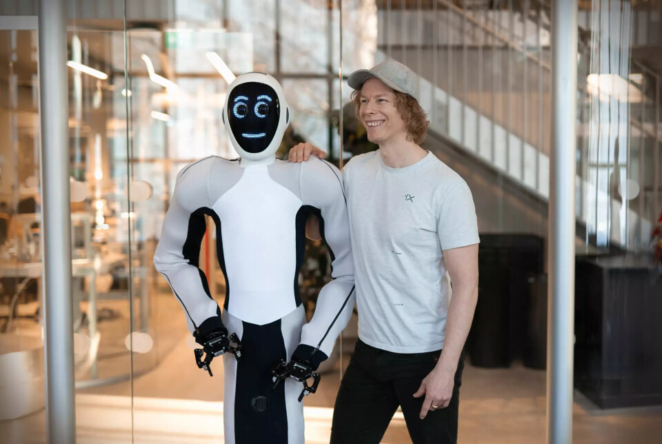 Administrerende direktør i 1X Technologies, Bernt Børnich, sammen med roboten EVE. Administrerende direktør i 1X Technologies, Bernt Børnich, sammen med roboten EVE.